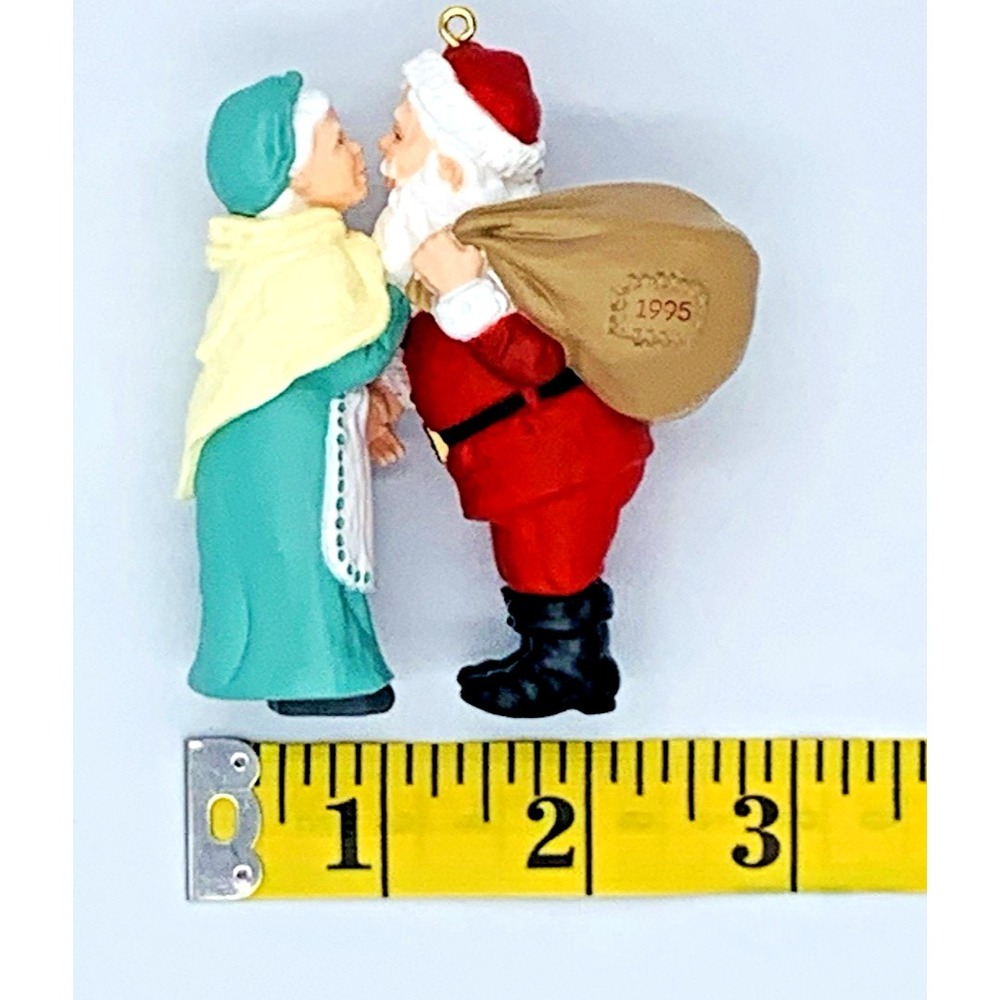 1995 #10 Christmas Eve Kiss Mr. and Mrs. Claus Hallmark Keepsake Ornament QX5157 - Picture 8 of 11